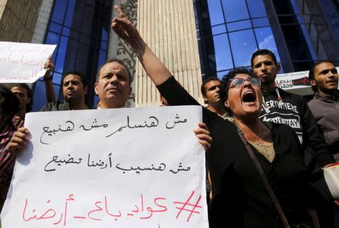 Egyptian activists shout slogans against President Abdel Fattah al-Sisi and his government, during a demonstration protesting the government's decision to transfer two Red Sea islands to Saudi Arabia, in front of the Press Syndicate in Cairo, Egypt, April 13, 2016. PHOTO BY REUTERS/Amr Abdallah Dalsh