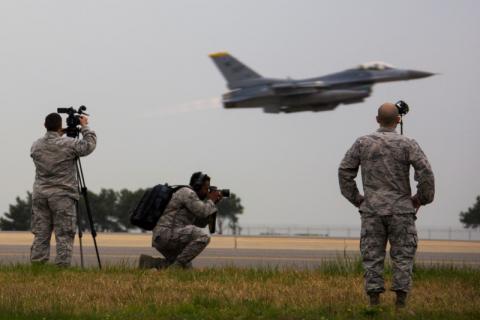 U.S. Air Force Airmen watch an F-16 Fighting Falcon take off during Exercise MAX THUNDER 17’s media day at Kunsan Air Base, Republic of Korea, April 20, 2017. PHOTO BY REUTERS/U.S. Marine Corps/Lance Cpl. Carlos Jimenez