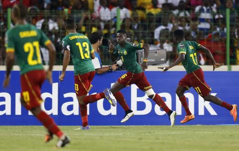 Ambroise Oyongo (2nd R) of Cameroon celebrates his goal against Mali during their 2015 African Cup of Nations Group D soccer match in Malabo, January 20, 2015. PHOTO BY REUTERS/Amr Abdallah Dalsh
