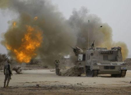 Saudi army artillery fire shells towards Houthi movement positions at the Saudi border with Yemen, April 15, 2015. PHOTO BY REUTERS/Stringer