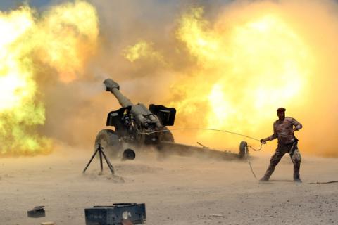 A member of the Iraqi security forces fires artillery during clashes with Islamic State militants near Falluja, Iraq, May 29, 2016. PHOTO BY REUTERS/Alaa Al-Marjani