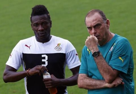 Ghana's head coach Avram Grant (R) of Israel looks on next to Asamoah Gyan during a training session at Bikuy on the outskirts of Bata, February 7, 2015, ahead of their African Nations Cup final soccer match against Ivory Coast on Sunday. PHOTO BY REUTERS/Amr Abdallah Dalsh