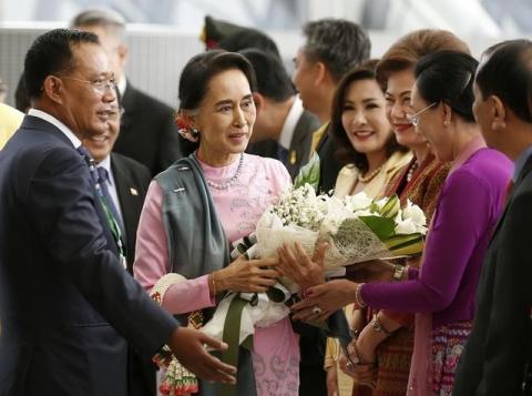 Myanmar Foreign Minister and State Counselor Aung San Suu Kyi (2nd L) arrives at Suvarnabhumi airport in Bangkok, Thailand, June 23, 2016. PHOTO BY REUTERS/Narong Sangnak