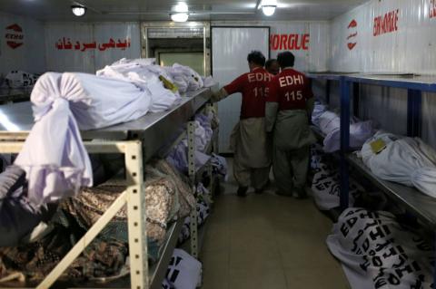 Volunteers stand amid bodies, several of which are people who died due to an intense heatwave, according to Edhi Foundation, at Edhi morgue in Karachi, Pakistan, May 22, 2018. PHOTO BY REUTERS/Akhtar Soomro