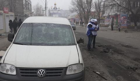 Members of the Organisation for Security and Cooperation in Europe (OSCE) look at the remains of a shell on a street after a shelling by pro-Russian rebels of a residential sector in Mariupol, eastern Ukraine, January 24, 2015. PHOTO BY REUTERS/Nikolai Ryabchenko