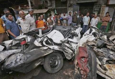 People look at wreckage caused when an under-construction flyover collapsed in Kolkata, April 1, 2016. PHOTO BY REUTERS/Rupak De Chowdhuri