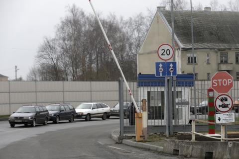 Cars wait to enter Lithuania from Russia at a border crossing in Kybartai, December 16, 2014. PHOTO BY REUTERS/Ints Kalnins