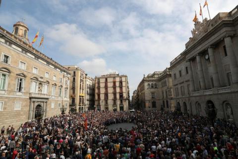 Catalan President Carles Puigdemont and other regional government members stand with people in Plaza Sant Jaume as they join a protest called by pro-independence groups for citizens to gather at noon in front of city halls throughout Catalonia, in Barcelona, Spain, October 2, 2017. PHOTO BY REUTERS/Susana Vera
