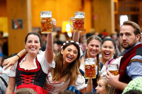 Visitors cheer with beer during the opening day of the 184th Oktoberfest in Munich, Germany, September 16, 2017. PHOTO BY REUTERS/Michaela Rehle