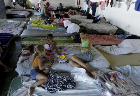 Children play at a shelter for Cuban migrants in the border between Panama and Costa Rica in Paso Canoas, Panama, December 23, 2015. PHOTO BY REUTERS/Juan Carlos Ulate