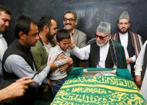 The son of Zabihullah Tamanna (C), an Afghan journalist, and his relatives react over Tamanna's coffin at a hospital in Kabul, Afghanistan, June 7, 2016. 2016. PHOTO BY REUTERS/Omar Sobhani
