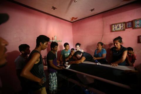 People mourn a police officer killed by the earthquake that struck off the southern coast of Mexico late on Thursday, in Juchitan, Mexico, September 9, 2017. PHOTO BY REUTERS/Edgard Garrido