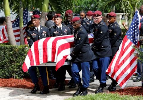 An honor guard carries the coffin of U.S. Army Sergeant La David Johnson, who was among four special forces soldiers killed in Niger, at a graveside service in Hollywood, Florida, October 21, 2017. PHOTO BY REUTERS/Joe Skipper