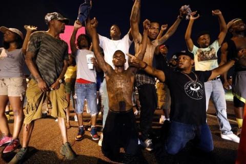 Demonstrators block traffic to protest the shooting death of Alton Sterling near the headquarters of the Baton Rouge Police Department in Baton Rouge, Louisiana, U.S., July 9, 2016. PHOTO BY REUTERS/Jonathan Bachman