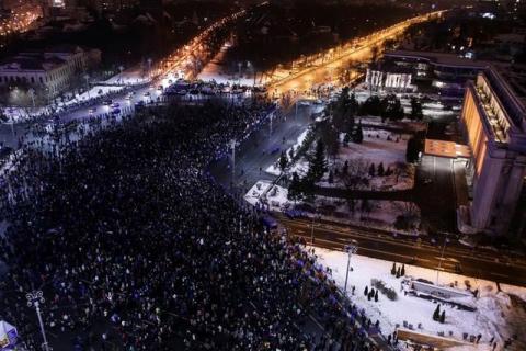 People take part in a demonstration to protest against government plans to reform some criminal laws through emergency decree, in front of the government headquarters Victoria Palace in Bucharest, Romania, January 29, 2017. PHOTO BY REUTERS//Octav Ganea