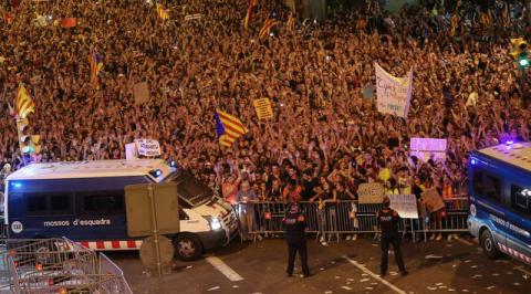 People raise arms and shout during a demonstration two days after the banned independence referendum in Barcelona, Spain, October 3, 2017. PHOTO BY REUTERS/Susana Vera