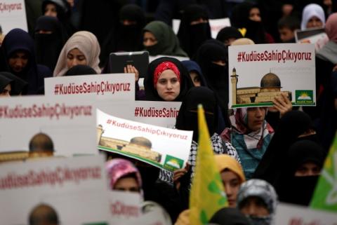 Pro-Palestinian demonstrators hold banners that read "We take care of Jerusalem" during a protest against the U.S. decision to recognise Jerusalem as the capital of Israel, in Diyarbakir, Turkey, December 17, 2017. PHOTO BY REUTERS/Sertac Kayar