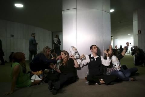 Demonstrators handcuff themselves to each other during a protest calling for the impeachment of Brazil's President Dilma Rousseff at the National Congress in Brasilia, Brazil, October 28, 2015. PHOTO BY REUTERS/Adriano Machado