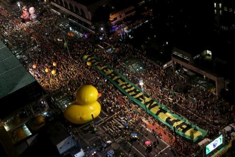 Demonstrators look on at a big screen showing a session to review the request for Brazilian President Dilma Rousseff's impeachment in Brasilia, during a protest against her at Paulista Avenue in Sao Paulo, Brazil, April 17, 2016. PHOTO BY REUTERS/Rodrigo Paiva