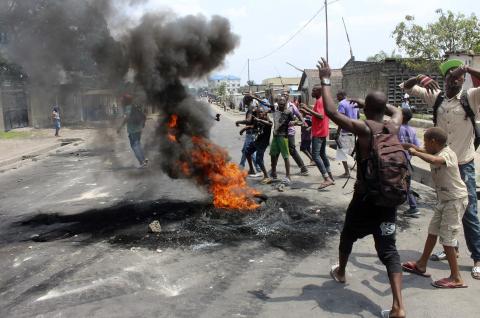 Demonstrators burn tyres to set up barricades during a protest in the Democratic Republic of Congo's capital Kinshasa, January 20, 2015. PHOTO BY REUTERS/Jean Robert N'Kengo