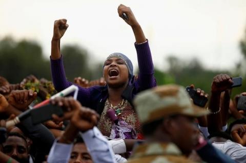 Demonstrators chant slogans while flashing the Oromo protest gesture during Irreecha, the thanksgiving festival of the Oromo people, in Bishoftu town, Oromia region, Ethiopia, October 2, 2016. PHOTO BY REUTERS/Tiksa Negeri