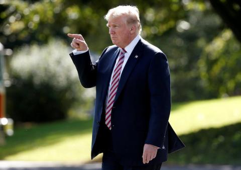 U.S. President Donald Trump points to Marine One as he departs for Bedminster, New Jersey, from the White House in Washington, U.S., September 29, 2017. PHOTO BY REUTERS/Joshua Roberts