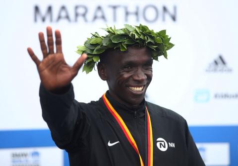 Kenya's Eliud Kipchoge celebrates after winning the men's race at Berlin Marathon, Berlin, Germany - September 24, 2017. PHOTO BY REUTERS/Michael Dalder