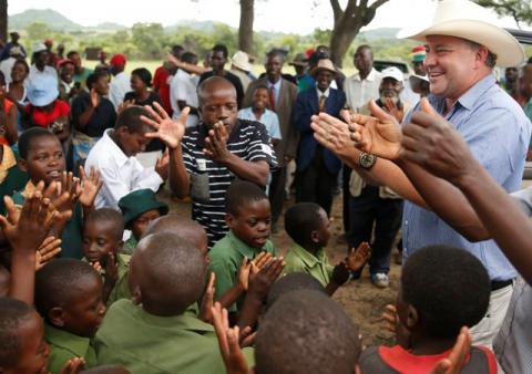 Commercial farmer Darreyn Smart is welcomed at Lesbury Estates by village elders and children at a farm in Headlands communal lands east of the capital Harare, Zimbabwe, December 21, 2017. PHOTO BY REUTERS/Philimon Bulawayo