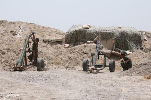 Fighters of the Syria Democratic Forces prepare to fire a mortar shell towards positions held by Islamic State fighters in northern province of Raqqa, Syria, May 27, 2016. PHOTO BY REUTERS/Rodi Said
