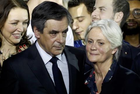 Francois Fillon (L), former French prime minister, member of The Republicans political party and 2017 presidential candidate of the French centre-right, and his wife Penelope Fillon stand close at the end of a political rally in Paris, France, January 29, 2017. PHOTO BY REUTERS/Pascal Rossignol