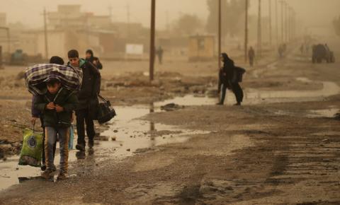 Iraqi people flee the Islamic State stronghold of Mosul in al-Samah neighborhood, Iraq, December 2, 2016. PHOTO BY REUTERS/Mohammed Salem