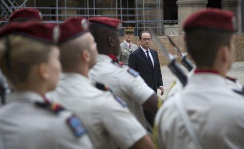 French president Francois Hollande reviews troops during a ceremony to pay respects to the Harkis, at the Hotel des Invalides in Paris, France, September 25, 2016. The 'Harkis' were Algerian soldiers serving as auxiliaries in the French army during the Algerian war between 1954 and 1962. PHOTO BY REUTERS/Ian Langsdon
