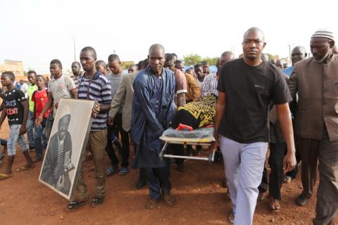 Men carry the body of late photographer Malick Sidibe during an official ceremony commemorating him in Bamako, Mali, April 16, 2016. PHOTO BY REUTERS/Joe Penney