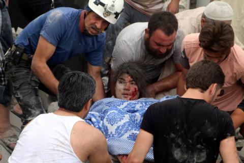 Men carry an injured girl after an airstrike on Aleppo's rebel held Kadi Askar area, Syria, July 8, 2016. PHOTO BY REUTERS/Abdalrhman Ismail