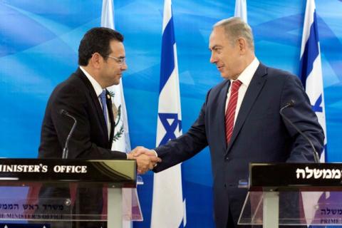 Guatemalan President Jimmy Morales and Israeli Prime Minister Benjamin Netanyahu shake hands as they deliver statements to the media during their meeting in Jerusalem, November 29, 2016. PHOTO BY REUTERS/Abir Sultan