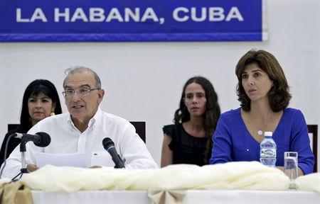 Colombia's lead government negotiator Humberto de la Calle (L) reads a document next to Colombia's Foreign Minister Maria Angela Holguin in Havana, July 12, 2015. PHOTO BY REUTERS/Enrique de la Osa