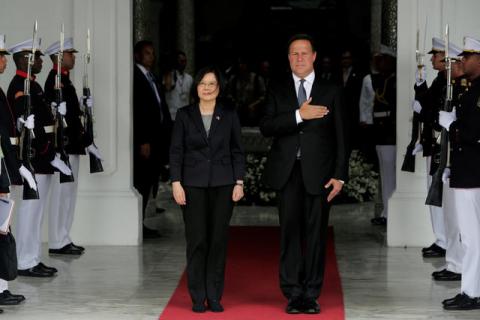Taiwan's President Tsai Ing-wen listens with her counterpart Panama's Juan Carlos Varela to the national anthem during a welcome ceremony before a meeting at the Presidential Palace in Panama City, Panama, June 27, 2016. PHOTO BY REUTERS/Carlos Jasso