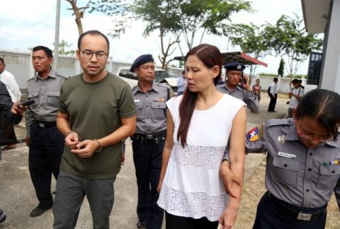 Cameraman Lau Hon Meng from Singapore (L) and reporter Mok Choy Lin from Malaysia arrive for their first appearance in the court after they were detained for attempting to fly a drone near parliament in the capital, Naypyitaw, Myanmar, November 10, 2017. PHOTO BY REUTERS/Stringer
