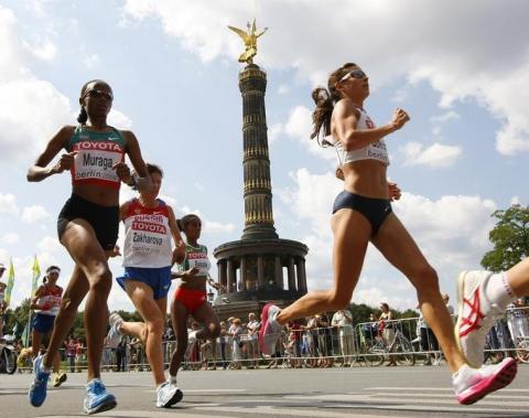 Julia Mumbi Muraga of Kenya (L) runs ahead of Nailiya Yulamanova of Russia and Bezunesh Bekele of Ethopia ( 3rd L) past the Victory Column (Siegessaeule) during women's marathon at the world athletics championships in central Berlin, August 23, 2009. PHOTO BY REUTERS/Phil Noble