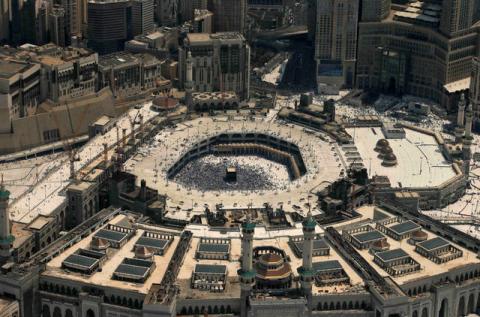 General view from a plane window shows muslims as they pray at the Grand mosque during the annual Haj pilgrimage, in Mecca, Saudi Arabia, September 2, 2017. PHOTO BY REUTERS/Suhaib Salem