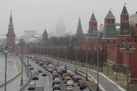 Vehicles drive past the wall and towers of the Kremlin in central Moscow, Russia, November 29, 2017. PHOTO BY REUTERS/Maxim Shemetov
