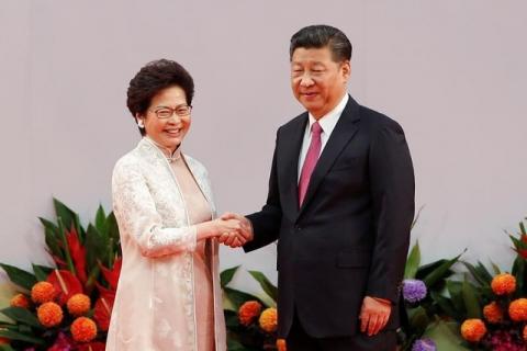 Hong Kong Chief Executive Carrie Lam shakes hands with Chinese President Xi Jinping after she swore an oath of office on the 20th anniversary of the city's handover from British to Chinese rule, in Hong Kong, China, July 1, 2017. PHOTO BY REUTERS/Bobby Yip