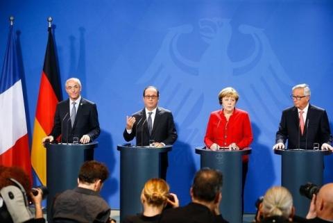 Chairman of European Round Table of Industrialists Benoit Potier, French President Francois Hollande, German Chancellor Angela Merkel and European Commission President Jean-Claude Juncker give a joint press statement before a meeting in Berlin, Germany, September 28, 2016. PHOTO BY REUTERS/Axel Schmidt