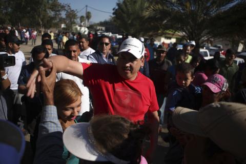 Vigilante leader Luis Antonio Torres, alias "El Americano", (C) is cheered by supporters as he and other vigilantes voluntarily surrender to state authorities to cooperate in a shootout investigation in the town of Buenavista Tomatlan, Michoacan, December 30, 2014. PHOTO BY REUTERS/Alan Ortega