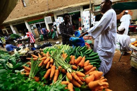 A man waits to buy food at a market in Khartoum, July 28, 2016. PHOTO BY REUTERS/Mohamed Nureldin Abdallah