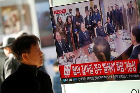 A man watches a TV broadcasting a news report on a high-level talks between the two Koreas at the truce village of Panmunjom, in Seoul, South Korea, January 9, 2018. PHOTO BY REUTERS/Kim Hong-Ji