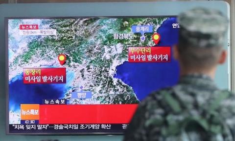 A South Korean soldier watches a TV broadcasting a news report on Seismic activity produced by a suspected North Korean nuclear test, at a railway station in Seoul, South Korea, September 9, 2016. PHOTO BY REUTERS/Kim Ju-sung