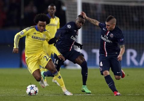 Paris St Germain's Marco Verratti (R) and Blaise Matuidi (C) challenge Chelsea's Willian (L) during their Champions League round of 16 first leg soccer match at the Parc des Princes Stadium in Paris, February 17, 2015. PHOTO BY REUTERS/Christian Hartmann