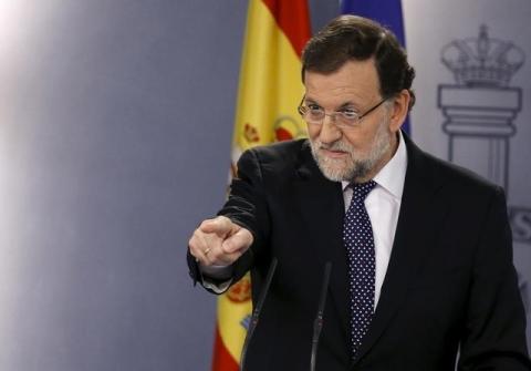 Spain's Prime Minister Mariano Rajoy points while delivering a statement to the media at the Moncloa Palace in Madrid, Spain, October 27, 2015. PHOTO BY REUTERS/Juan Medina