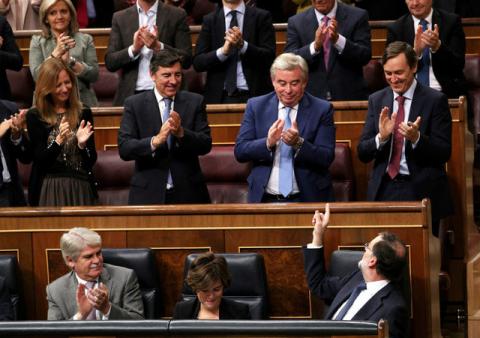 Spain's Prime Minister Mariano Rajoy receives applause from members of his People's Party (PP) after his speech to Parliament in Madrid, Spain, October 11, 2017. PHOTO BY REUTERS/Sergio Perez